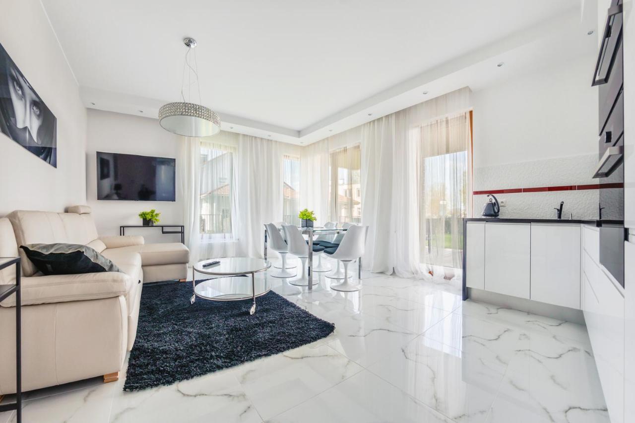 Luxury Long Island Suite กดัญสก์ ภายนอก รูปภาพ