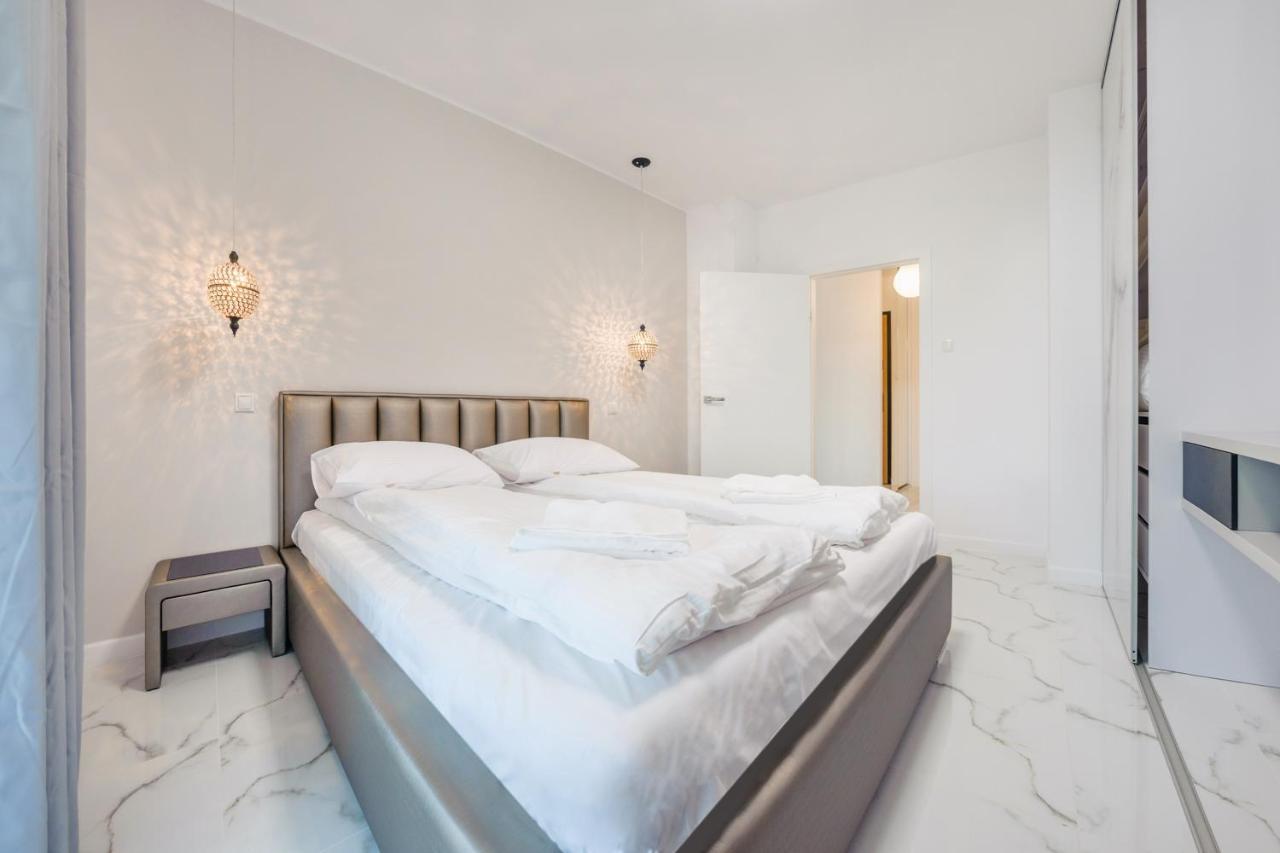 Luxury Long Island Suite กดัญสก์ ภายนอก รูปภาพ