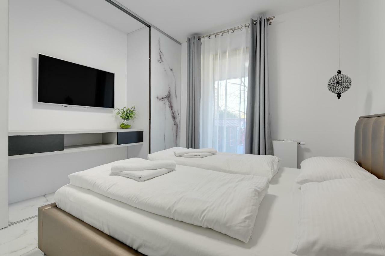 Luxury Long Island Suite กดัญสก์ ภายนอก รูปภาพ