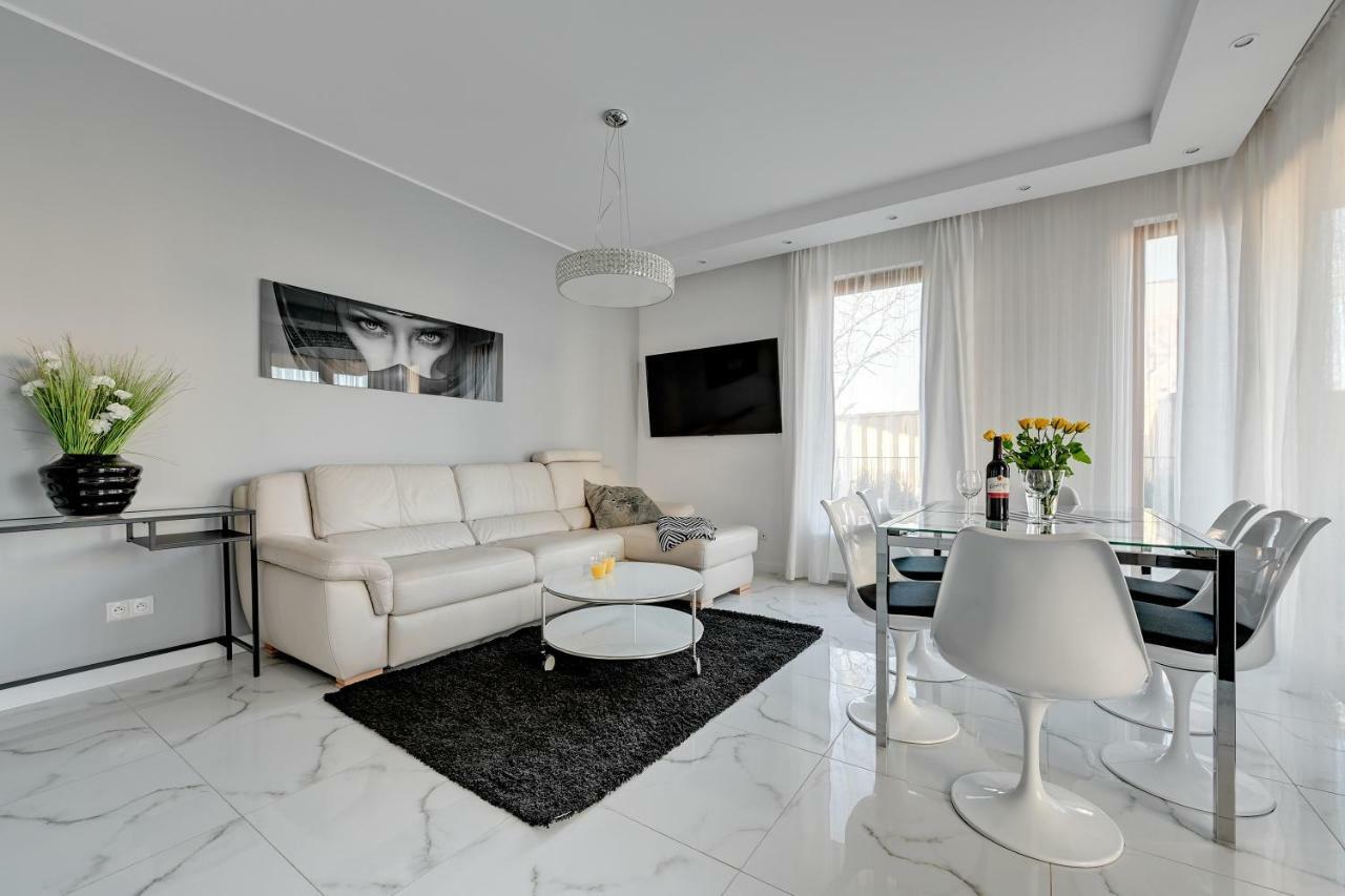 Luxury Long Island Suite กดัญสก์ ภายนอก รูปภาพ
